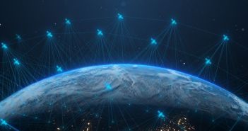 GPS-Spoofing: China und Iran als mögliche Partner im Schiffsverkehr GPS-Spoofing gefährdet Seeverkehr und Welthandel (Foto: AdobeStock - immimagery 484291504)