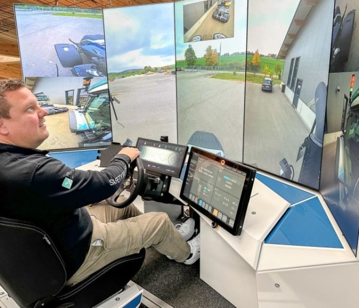 Blick in die Leitstelle: Der Teleoperator steuert den Traktor (Foto: Arnold NextG)